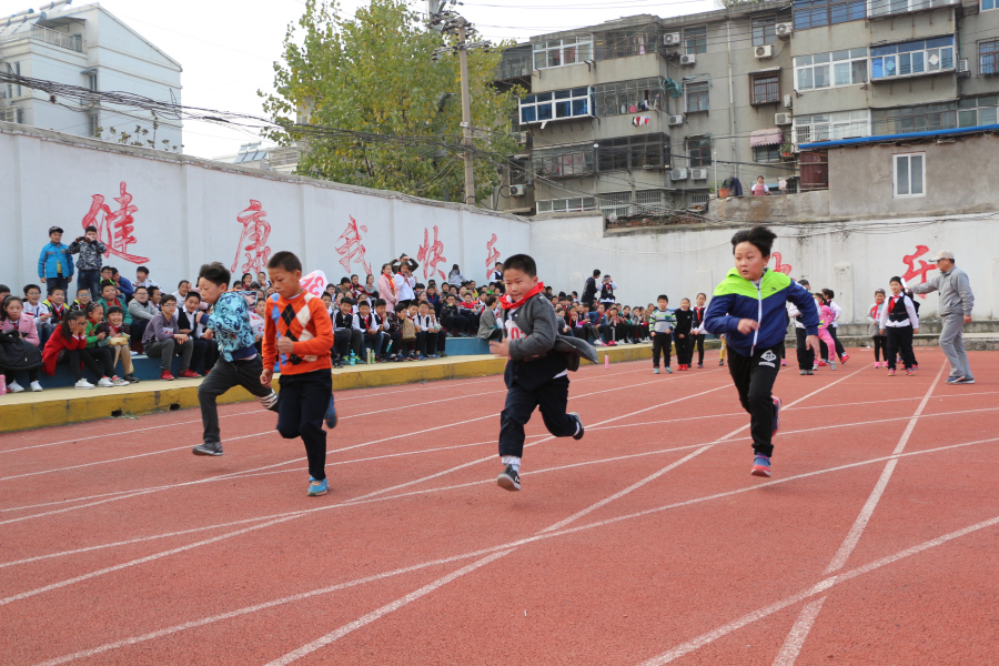 最后,区教育局党委书记,局长严兴兵宣布谢四小2016年秋季田径运动会