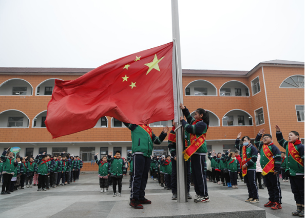 操场一同迎接新学期的到来学生们用标准的队礼和嘹亮的歌声向国旗致敬