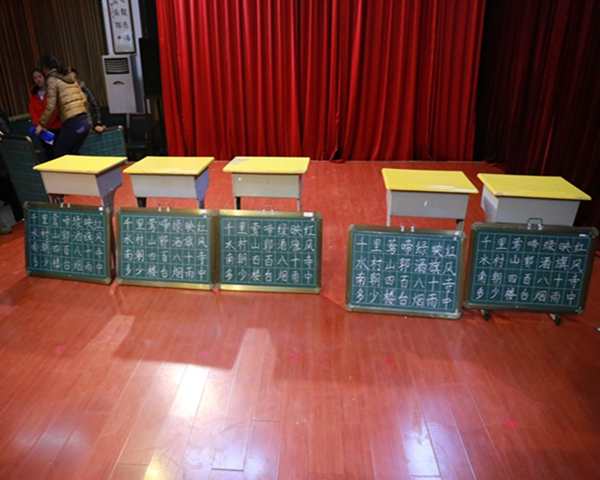 田十六小举行2016年度教师粉板字比赛