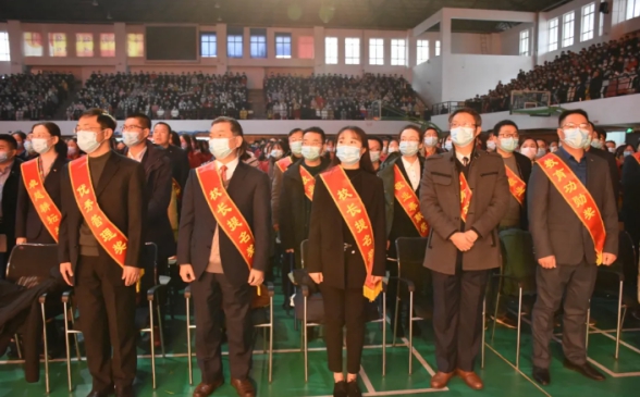 会上,淮南二中党委书记,校长解玉嘉发表了热情洋溢的致辞.