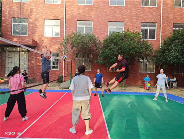 淮南十三中举办首届教职工气排球赛