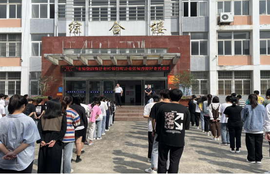 我们满怀信心站在新的起跑线,淮南六中全体师生将团结一心,用汗水浇灌