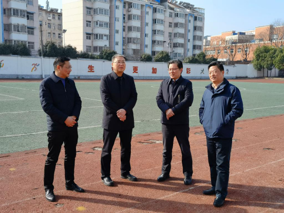 68686868前来我校参加共建高中揭牌仪式的淮南二中领导解玉嘉