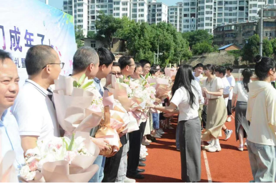 淮南九中举行2023届高三毕业典礼暨成人礼仪式